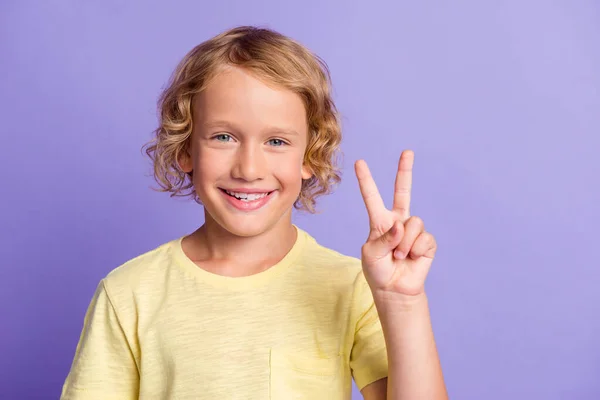 Retrato de encantador adorable niño hacer v-signo sonrisa dentada desgaste traje de estilo casual aislado sobre fondo de color púrpura — Foto de Stock