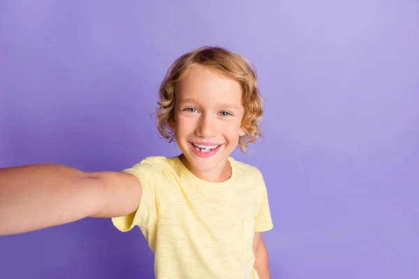 Foto do menino encantador fazer auto retrato desgaste casual estilo roupas isoladas sobre cor violeta fundo — Fotografia de Stock