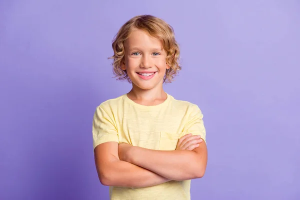 Foto de atraente menino cruzar as mãos olhar no dente da câmera sorrindo isolado sobre fundo cor pastel violeta — Fotografia de Stock