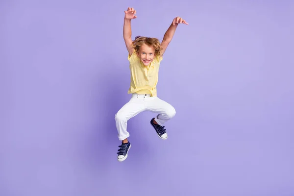 Foto de comprimento total de assustador pequeno menino salto ataque com as mãos garras desgaste t-shirt calças isoladas no fundo cor roxa — Fotografia de Stock