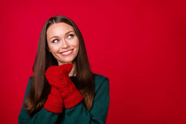 Photo of girl put hands together look copyspace x-mas gift dream concept wear green jumper isolated on shine red color background — Stock Photo, Image