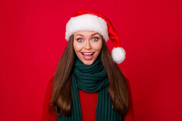 Detailní-up portrét ní ona hezká atraktivní půvabná užaslá radost veselá veselá hnědovlasá dívka na sobě novoroční čepice izolované přes jasný živý lesk pulzující červené barvy pozadí — Stock fotografie
