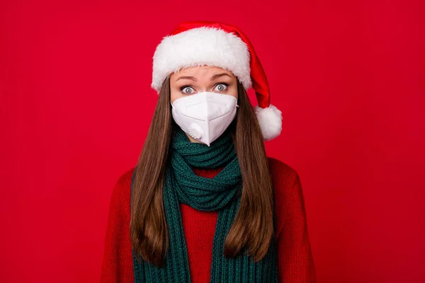 Close-up retrato dela ela agradável atraente chocado menina vestindo máscara de segurança cuidados de saúde mers cov prevenção de contaminação isolado sobre brilhante vívido brilho vibrante cor vermelha fundo — Fotografia de Stock