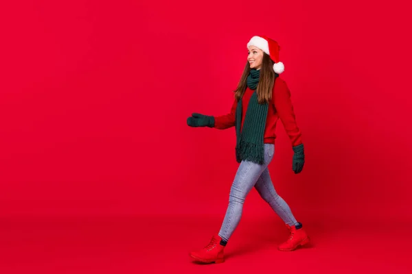 Full length dimensione del corpo profilo vista laterale di lei lei bella attraente ragazza allegra indossare cappello festale camminare copia spazio isolato su luminoso vivido brillare vibrante colore rosso sfondo — Foto Stock