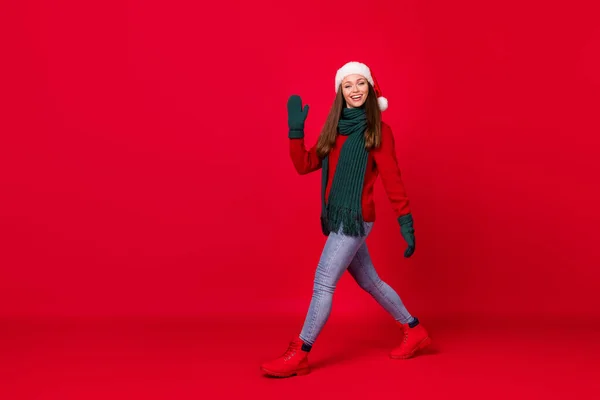 Pleine longueur profil de taille de corps vue de côté d'elle, elle agréable joyeux joyeux heureux fille portant chapeau festal marche agitant salut bonjour isolé sur lumineux éclat vif fond de couleur rouge vif — Photo