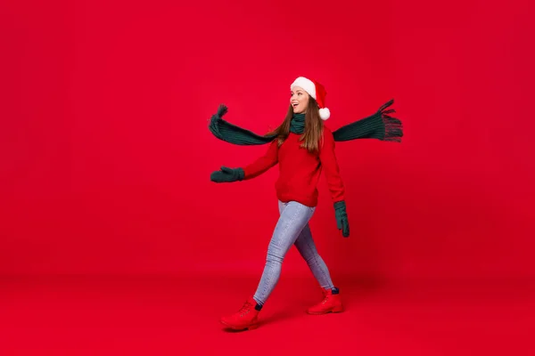 Pleine longueur taille du corps profil vue de côté d'elle, elle agréable joyeux joyeux joyeuse fille portant casquette festale vent de marche soufflant écharpe isolé sur lumineux éclat vif fond de couleur rouge vif — Photo