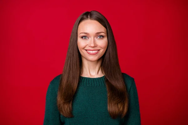 Photo of girl look in camera fogas mosoly viseljen gyapjú pulóver elszigetelt piros élénk szín háttér — Stock Fotó