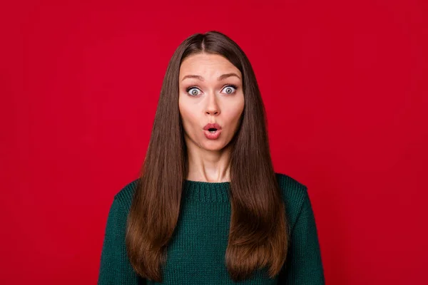 Portret van mooi meisje voelen verbaasd open mond dragen groene trui geïsoleerd over levendige rode kleur achtergrond — Stockfoto