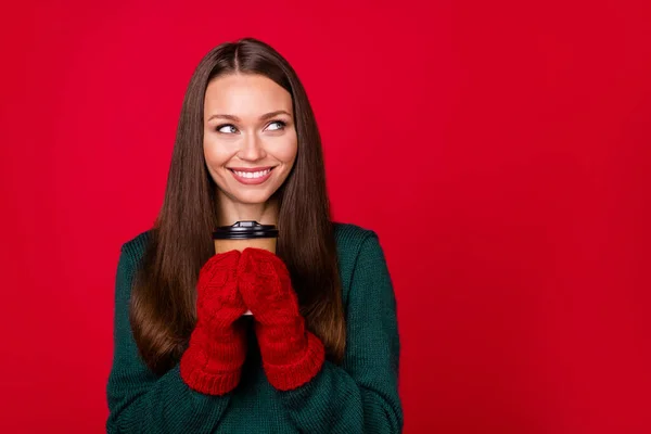 Fotografie pozitivní dívka držet horké odnést šálek kávy vzhled copyspace nosit pletený jumper izolované na jasném barevném pozadí — Stock fotografie