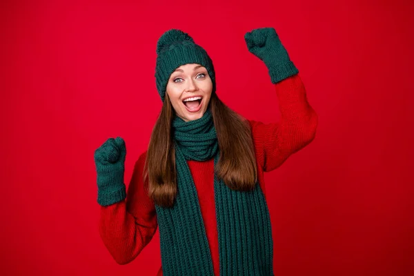 Ritratto di lei lei bella attraente piuttosto felice estatica allegra ragazza allegra gioire grande fortuna realizzazione isolata su luminoso vivido brillare vibrante colore rosso sfondo — Foto Stock