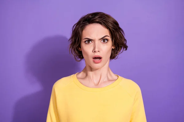 Portret zszokowanej rozczarowanej dziewczyny gapić się w aparacie nosić jasną bluzę izolowane na fioletowym tle koloru — Zdjęcie stockowe
