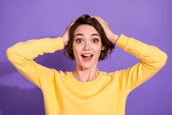 Retrato de menina positiva sentir animado toque mãos cabeça desgaste amarelo pulôver isolado sobre cor violeta fundo — Fotografia de Stock