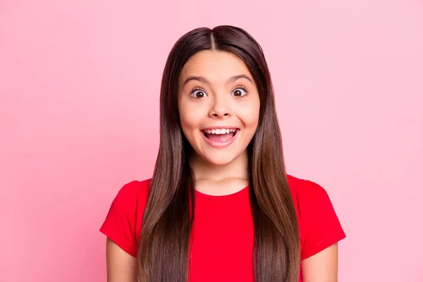 Foto de criança menina hispânica se sentir surpreendido boca aberta isolado sobre fundo cor-de-rosa — Fotografia de Stock