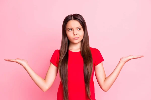 Foto de niña insegura sostener la mano buscar espacio vacío para la publicidad usar camiseta roja aislada sobre fondo de color pastel —  Fotos de Stock