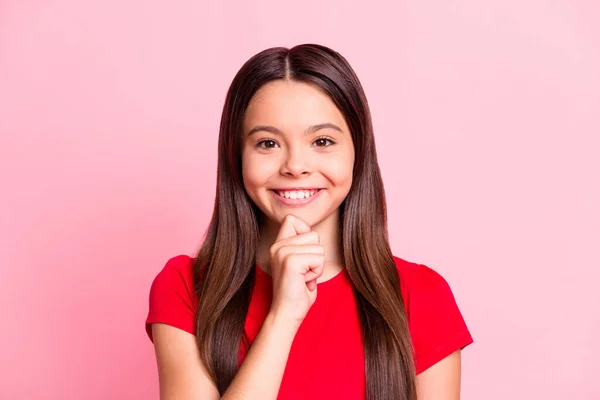 Фото красивої дівчинки-латини зубної посмішки в камері дотик підборіддя носить червону футболку ізольовано на пастельному кольоровому фоні — стокове фото