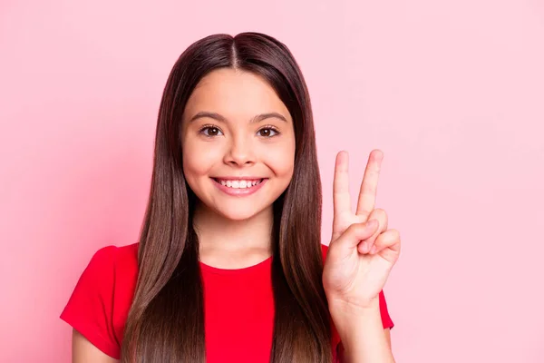 Retrato de chica hispana bonita hacer v-signo de desgaste camiseta roja aislada sobre fondo de color rosa —  Fotos de Stock