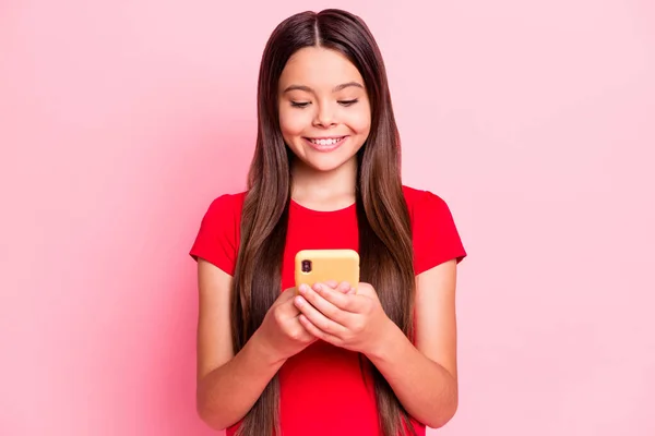 Foto del post positivo de las redes sociales rojas de la niña en el teléfono inteligente use una camiseta roja aislada sobre fondo de color pastel —  Fotos de Stock
