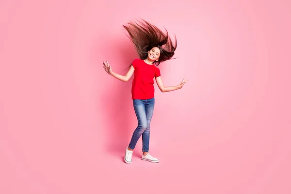 Foto de larga duración de niña alegre su peinado soplado por el viento desgaste ropa de estilo casual aislado sobre fondo de color rosa —  Fotos de Stock
