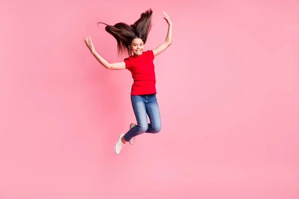 Teljes hosszúságú fotó vidám gyerek lány ugrás repülő hosszú frizura viselése alkalmi stílusú ruhát elszigetelt felett pasztell szín háttér — Stock Fotó