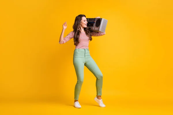 Foto de cuerpo de longitud completa de niña escuchando música con boombox retro aislado sobre fondo de color amarillo vivo —  Fotos de Stock