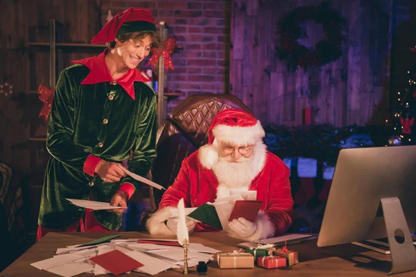 Детский портрет Санта-Клауса и эльфа, держащего письма с чтением — стоковое фото
