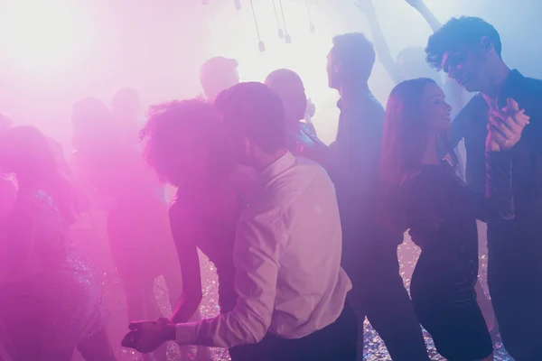 Foto de grupo grande muchas personas pareja baile ambiente romántico neón rosa brillante centro de atención moderno club en el interior —  Fotos de Stock