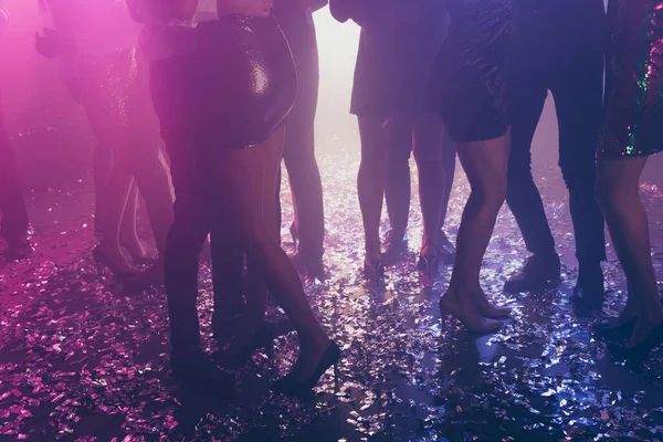 Foto von großen Unternehmen viele Menschen Paar Tanzfläche glänzende Minikleid neon hell rosa Scheinwerfer modernen Club drinnen — Stockfoto