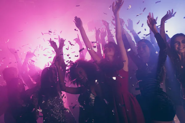 Foto de grupo grande muchas chicas con clase cayendo confeti coger brazos neón brillante centro de atención rosa moderno club en el interior —  Fotos de Stock