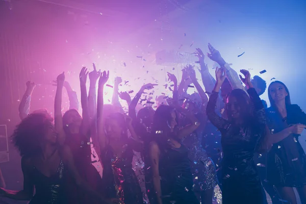 Foto da grande empresa muitas senhoras elegantes dança louca flertar levantar as mãos lantejoulas caindo neon holofotes brilhantes clube moderno dentro de casa — Fotografia de Stock