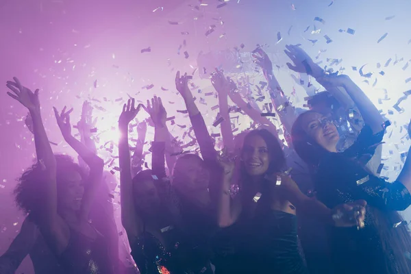 Foto de gran empresa muchas chicas funky tienen lentejuelas divertidas caída neón brillante centro de atención moderno club en el interior — Foto de Stock