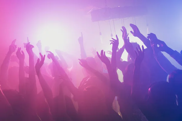 Foto di grande gruppo molte persone funky event stage dj concert neon bright pink spotlight modern club indoor — Foto Stock