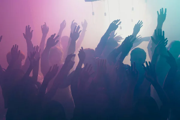 Foto van grote groep verzamelen concert veel grappige mensen heffen armen neon heldere schijnwerpers moderne club binnen — Stockfoto