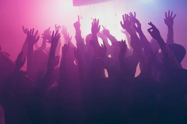 Foto da grande empresa muitas pessoas loucas levantar mãos concerto neon holofotes brilhantes clube moderno dentro de casa — Fotografia de Stock