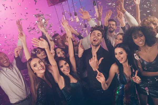 Zdjęcie grupy funky szalonych ludzi podnieść ramiona zabawy śmiech nosić stylowy modny strój nowoczesny klub w pomieszczeniach — Zdjęcie stockowe