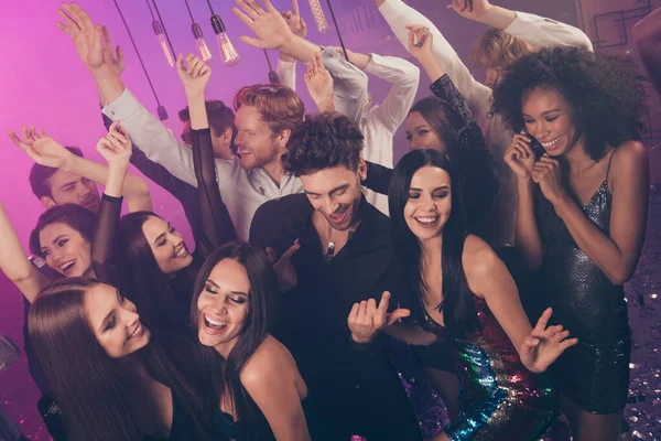Foto de muitas pessoas alegres subir mãos cara flertar meninas rir usar roupa elegante clube moderno dentro de casa — Fotografia de Stock