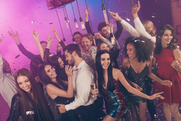 Foto van groep zorgeloze gekke mensen dansen flirten verhogen handen dragen stijlvolle outfit moderne club binnen — Stockfoto