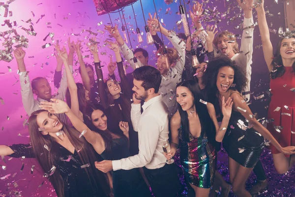Foto van bedrijf zorgeloze mensen hebben plezier drinken alcohol dragen stijlvolle glanzende outfit moderne club binnen — Stockfoto