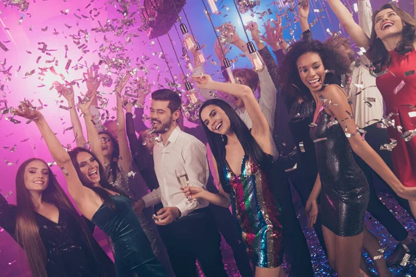 Foto de personas despreocupadas levantan las manos chica divertida sostienen vidrio alcohol desgaste traje elegante moderno club en el interior — Foto de Stock