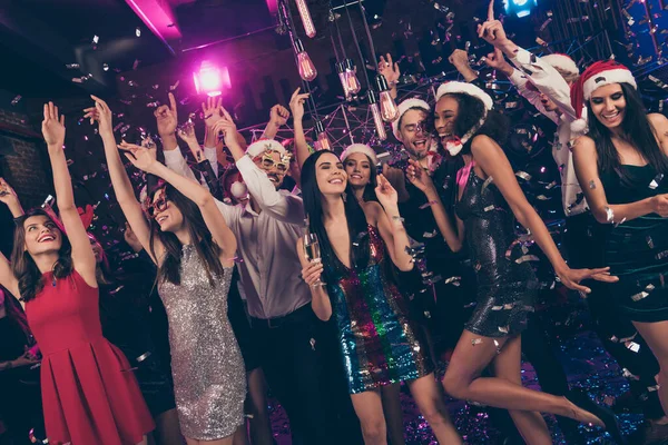 Foto de pessoas encantadoras funky x-mas coleta caindo faíscas segurar vidro champanhe pista de dança moderna clube dentro de casa — Fotografia de Stock