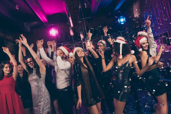 Foto de pessoas loucas funky x-mas reunião fallig confetti alegrar levantar as mãos pista de dança clube moderno dentro de casa — Fotografia de Stock