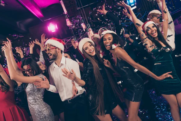 Foto de pessoas engraçadas se divertir caindo confetti meninas alegres vestido curto rir clube moderno dentro de casa — Fotografia de Stock