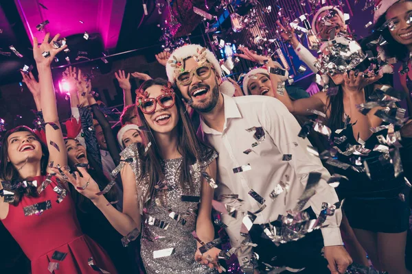 Foto de pessoas alegres funky homem menina olhar câmera pegar lantejoulas caindo desfrutar de pista de dança clube moderno dentro de casa — Fotografia de Stock