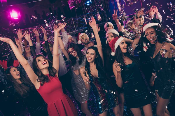 Fotografie krásných lidí setkání radosti bavte se zvednout ruce držet vinobraní taneční parket moderní klub indoors — Stock fotografie