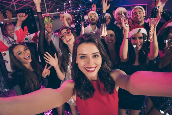 Foto van vrolijke mooie mensen nemen selfie meisje show v-teken opgewonden kijken camera modern club binnen — Stockfoto