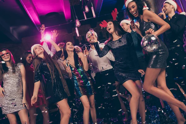 Foto de pessoas alegres menina segurar brilhante bola vinho champanhe desfrutar discoteca clube moderno dentro de casa — Fotografia de Stock