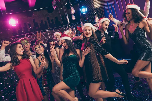 파티를 즐기는 사람들의 부주의 한 축제 분위기 사진 미니 드레스 x-mas 모자 안경 현대 실내 클럽 — 스톡 사진