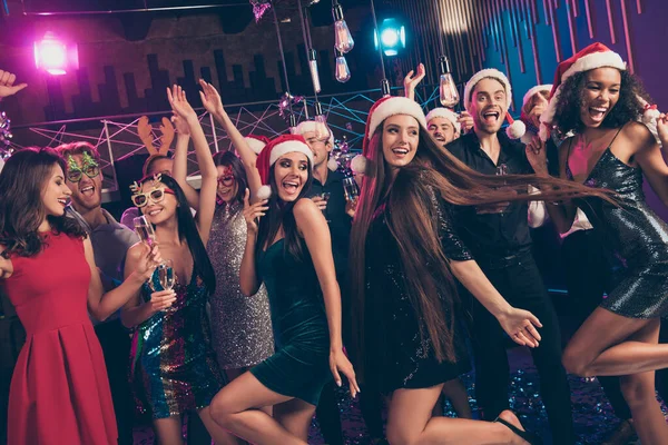 Foto de festa pessoas se divertindo desfrutar de boca aberta cabelo longo desgaste mini vestido x-mas cap clube moderno dentro de casa — Fotografia de Stock