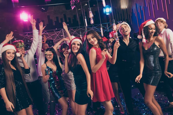 Foto de pessoas festa fantasia senhoras segurar vinho desgaste colorido mini vestido vermelho x-mas headwear moderno clube dentro de casa — Fotografia de Stock
