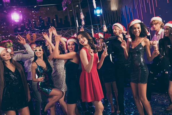 Photo of people enjoy party girls dance hold glass wine wear colorful red dress xmas cap nowoczesny klub w pomieszczeniach — Zdjęcie stockowe
