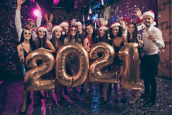 Φωτογραφία πορτρέτο της ομάδας γιορτάζει με ποτήρια σαμπάνιας 2021 χρυσά μπαλόνια goofy Σάντα Claus ελάφια headwear — Φωτογραφία Αρχείου